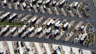 Borne de services pour camping-car Borne de vidange et robinet d'eau potable sur une aire de services