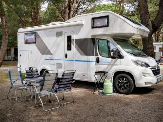 Certificat d'immatriculation posé sur le tableau de bord d'un camping-car