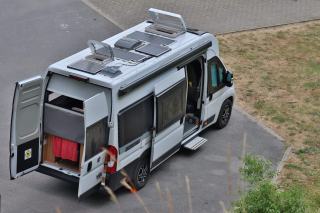 Camping-car sur le pont d'un centre de contrôle technique