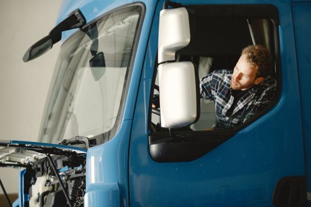 Camping-car sur le pont d'un centre de contrôle technique