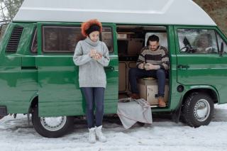 Photo d'illustration : camping car gare hiver exterieur