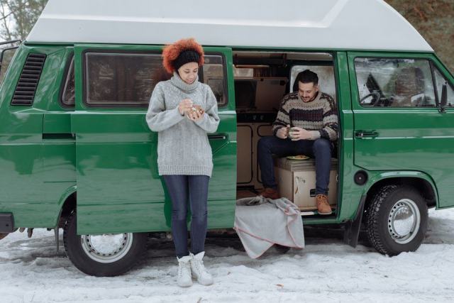 camping car gare hiver exterieur Photo d'illustration : camping car gare hiver exterieur